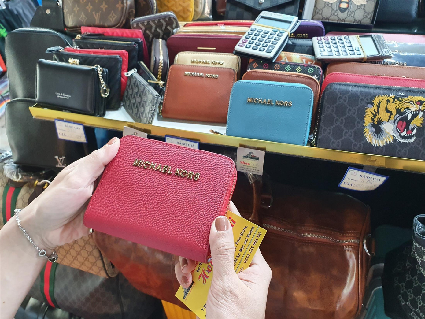 Ví hiệu “nhái” có giá chỉ vài trăm ngàn đồng bày bán ở Sài Gòn Square. Ảnh: U.P Ví hiệu “nhái” có giá chỉ vài trăm ngàn đồng bày bán ở Sài Gòn Square. Ảnh: U.P