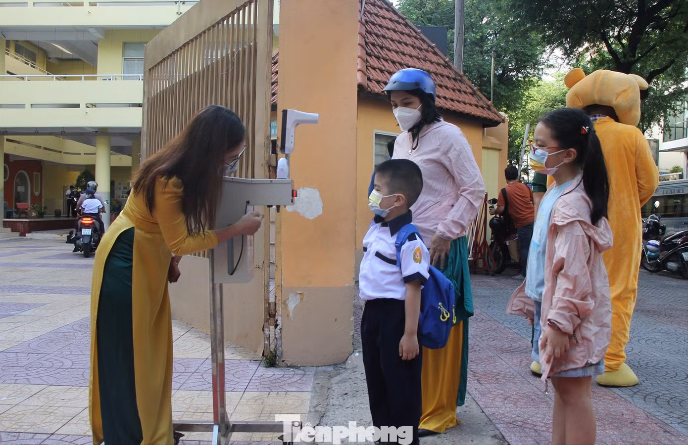 Trường Tiểu học Nguyễn Bỉnh Khiêm (quận 1, TPHCM) bố trí máy đo thân nhiệt cho sinh trước khi vào trường. Ảnh: Nguyễn Dũng