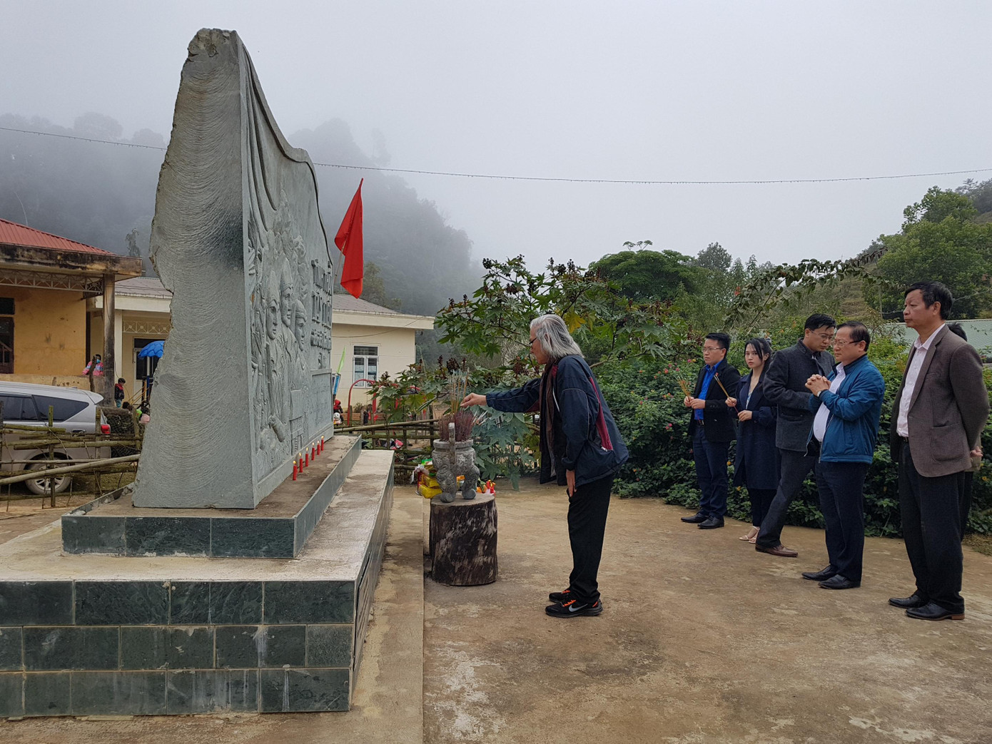 Bia Lưu niệm Tây Tiến ở Sài Khao