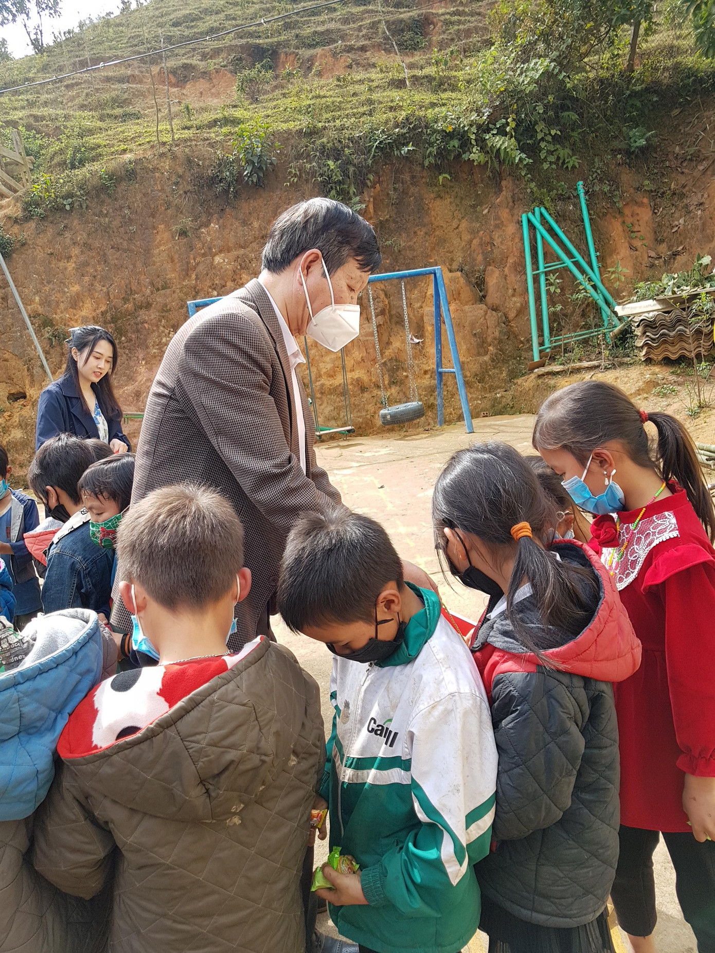 Tặng quà Tết cho các cháu ở Sài Khao