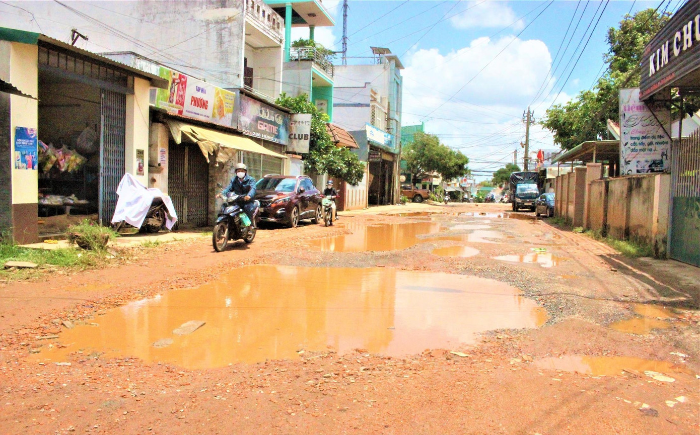 Đoạn đường Hùng Vương nhếch nhác, lắm ổ voi, gà Đoạn đường Hùng Vương nhếch nhác, lắm ổ voi, gà