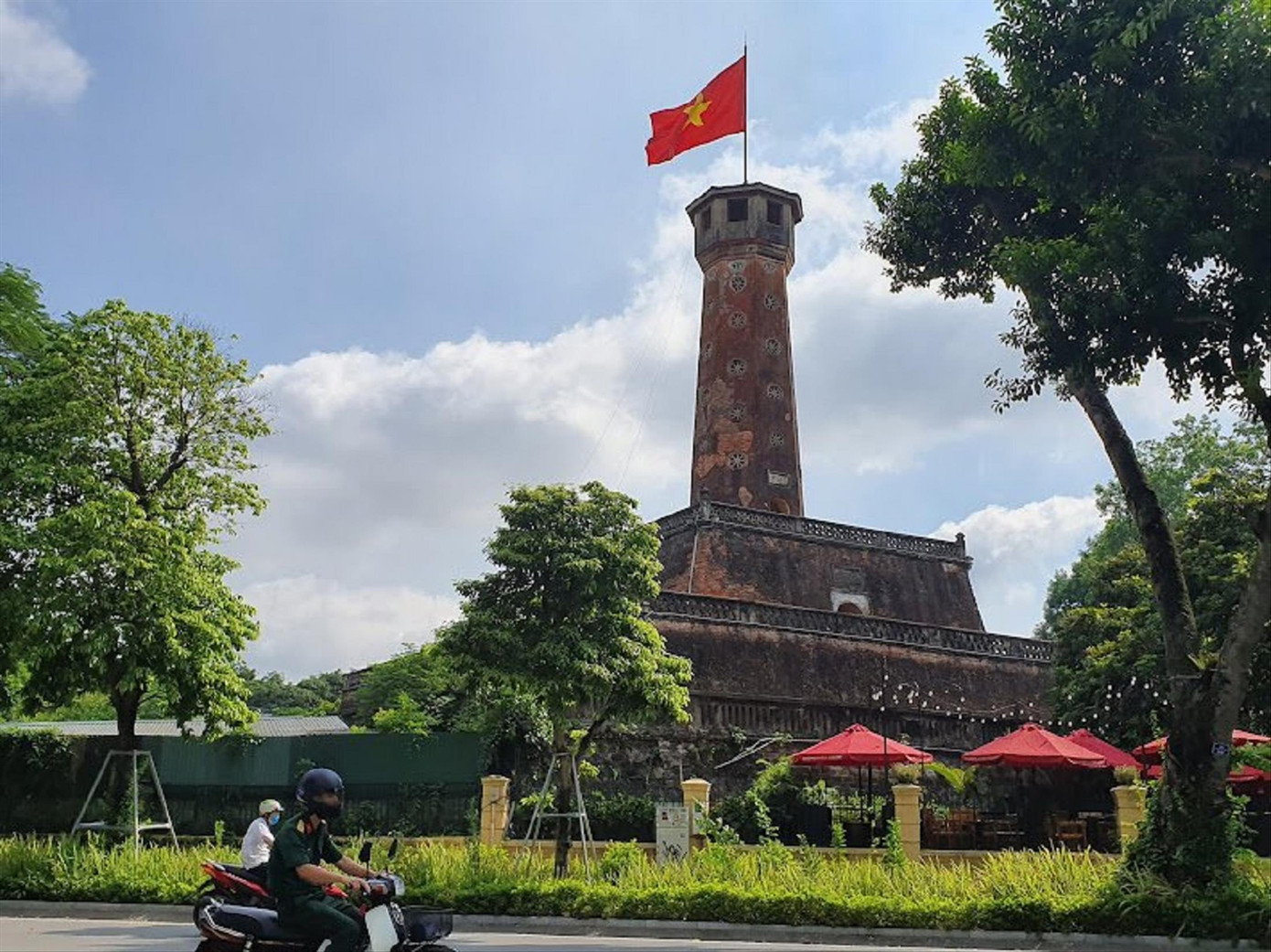 Cờ đỏ sao vàng tung bay trên Cột cờ Hà Nội Cờ đỏ sao vàng tung bay trên Cột cờ Hà Nội
