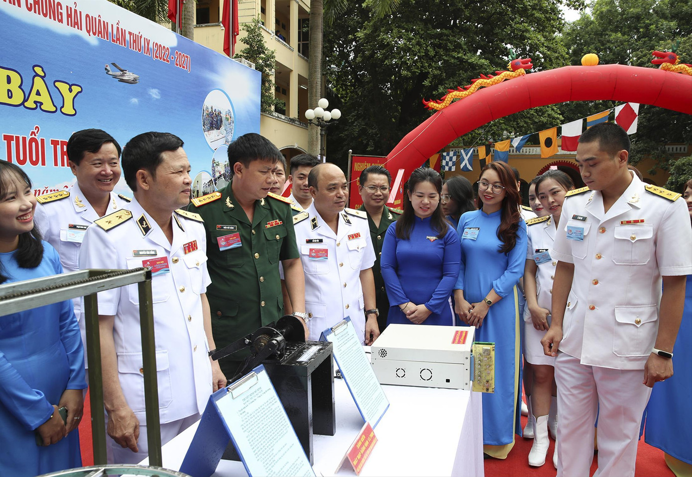 Lãnh đạo Quân chủng Hải quân và Ban Thanh niên Quân đội tham quan các đề tài, sáng kiến tiêu biểu của tuổi trẻ Hải quân trong giai đoạn 2017-2022