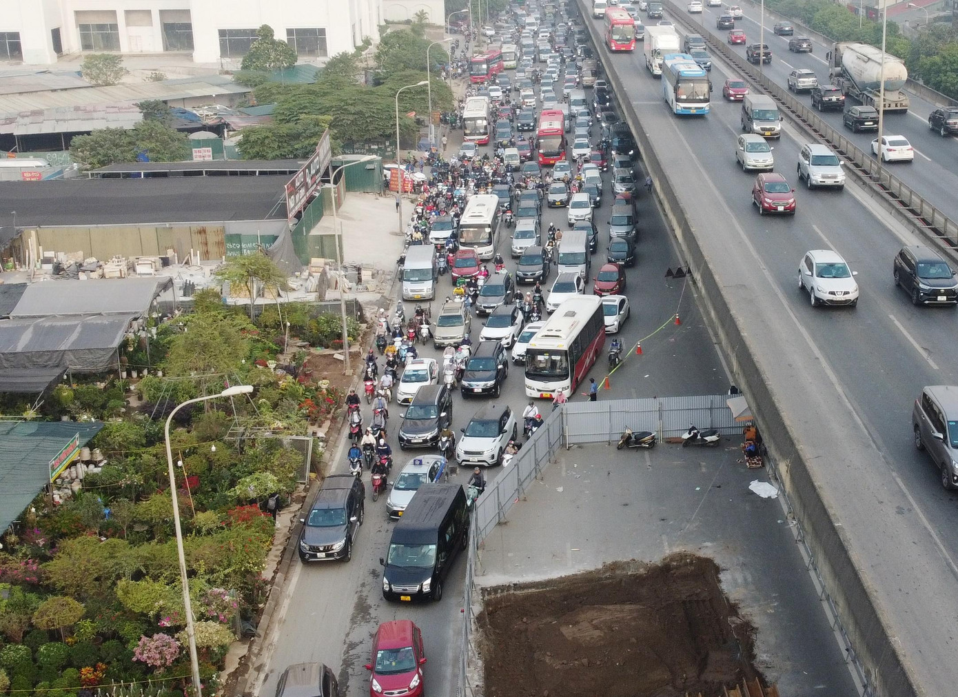 Công trường trên đường Nguyễn Xiển biến đoạn đường này thành điểm đen ùn tắc mới trong năm 2022. Ảnh: Anh Trọng