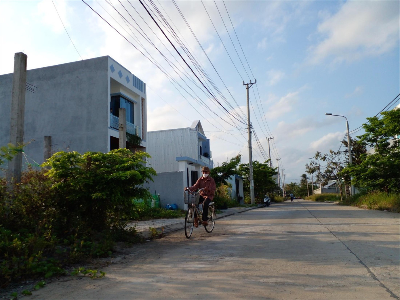 Khu vực dự án hạ tầng đã cơ bản hoàn thiện, nhiều nhà dân đã được xây dựng kiên cố Khu vực dự án hạ tầng đã cơ bản hoàn thiện, nhiều nhà dân đã được xây dựng kiên cố