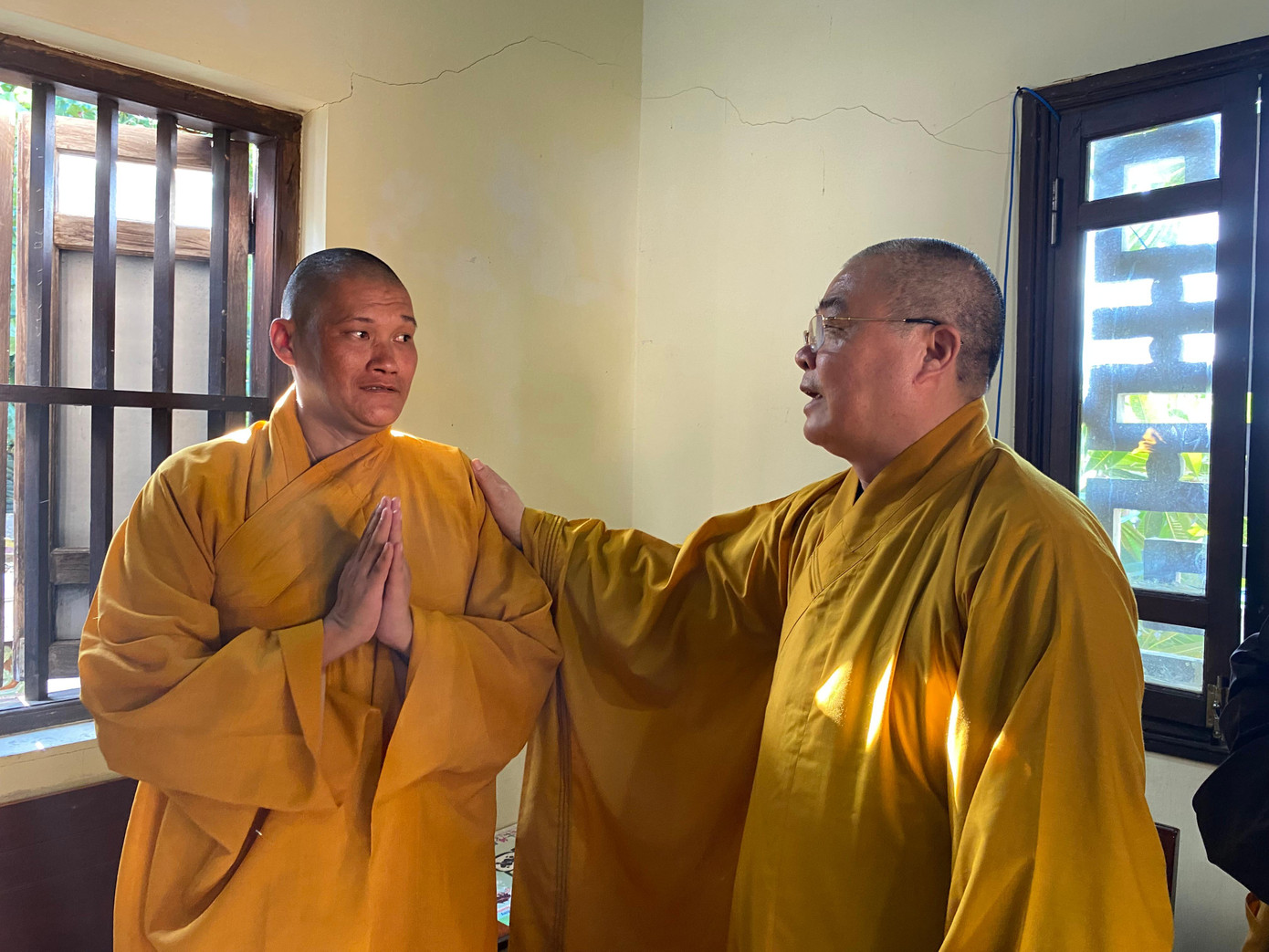Hòa thượng Thích Thanh Nhiễu căn dặn thầy Thích Tâm Trí trụ trì chùa ở đảo Nam Yết