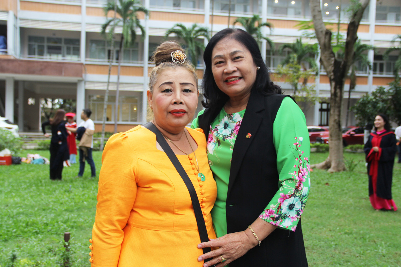 Hai người mẹ Lào-Việt của Phasut Sengchan lần đầu gặp nhau tại lễ tốt nghiệp. Ảnh: Giang Thanh Hai người mẹ Lào-Việt của Phasut Sengchan lần đầu gặp nhau tại lễ tốt nghiệp. Ảnh: Giang Thanh