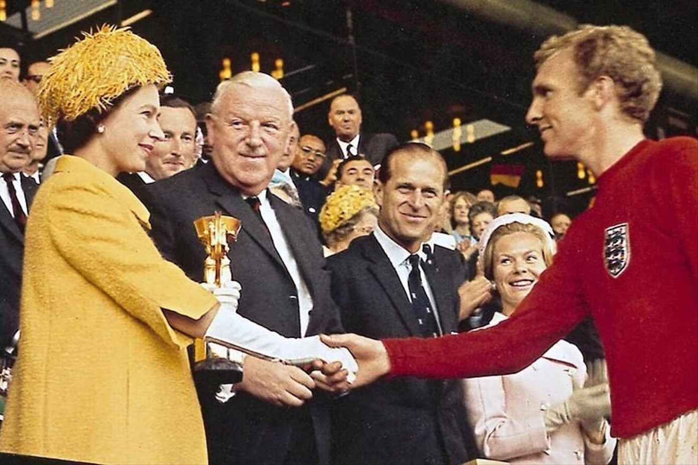 Nữ hoàng Anh trao Cúp Jules Rimet tại World Cup 1966 cho đội trưởng ĐT Anh Bobby Moore. Ảnh: Getty Images Nữ hoàng Anh trao Cúp Jules Rimet tại World Cup 1966 cho đội trưởng ĐT Anh Bobby Moore. Ảnh: Getty Images
