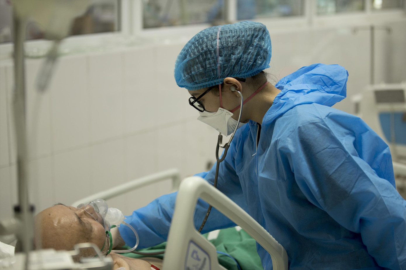 Bệnh nhân COVID-19 nặng dùng thuốc kháng virus theo chỉ định của bác sĩ. Ảnh: Hà Minh