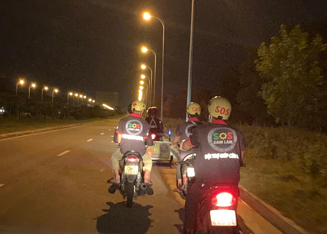 Đội SOS Cam Lâm rong ruổi khắp các tuyến đường để tìm kiếm, hỗ trợ người gặp nạn. Ảnh: THỤC HIỀN Đội SOS Cam Lâm rong ruổi khắp các tuyến đường để tìm kiếm, hỗ trợ người gặp nạn. Ảnh: THỤC HIỀN
