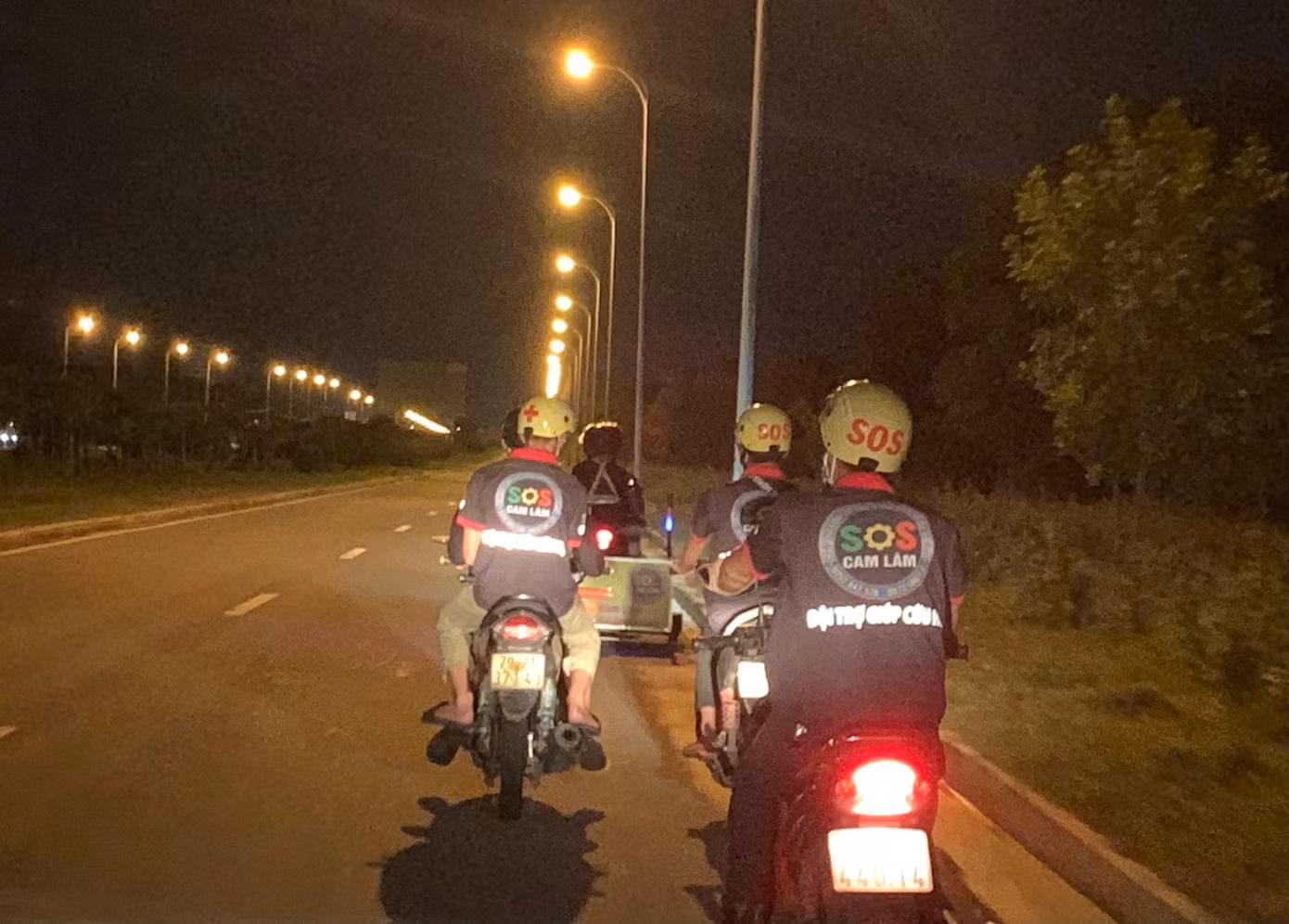 Đội SOS Cam Lâm rong ruổi khắp các tuyến đường để tìm kiếm, hỗ trợ người gặp nạn. Ảnh: THỤC HIỀN