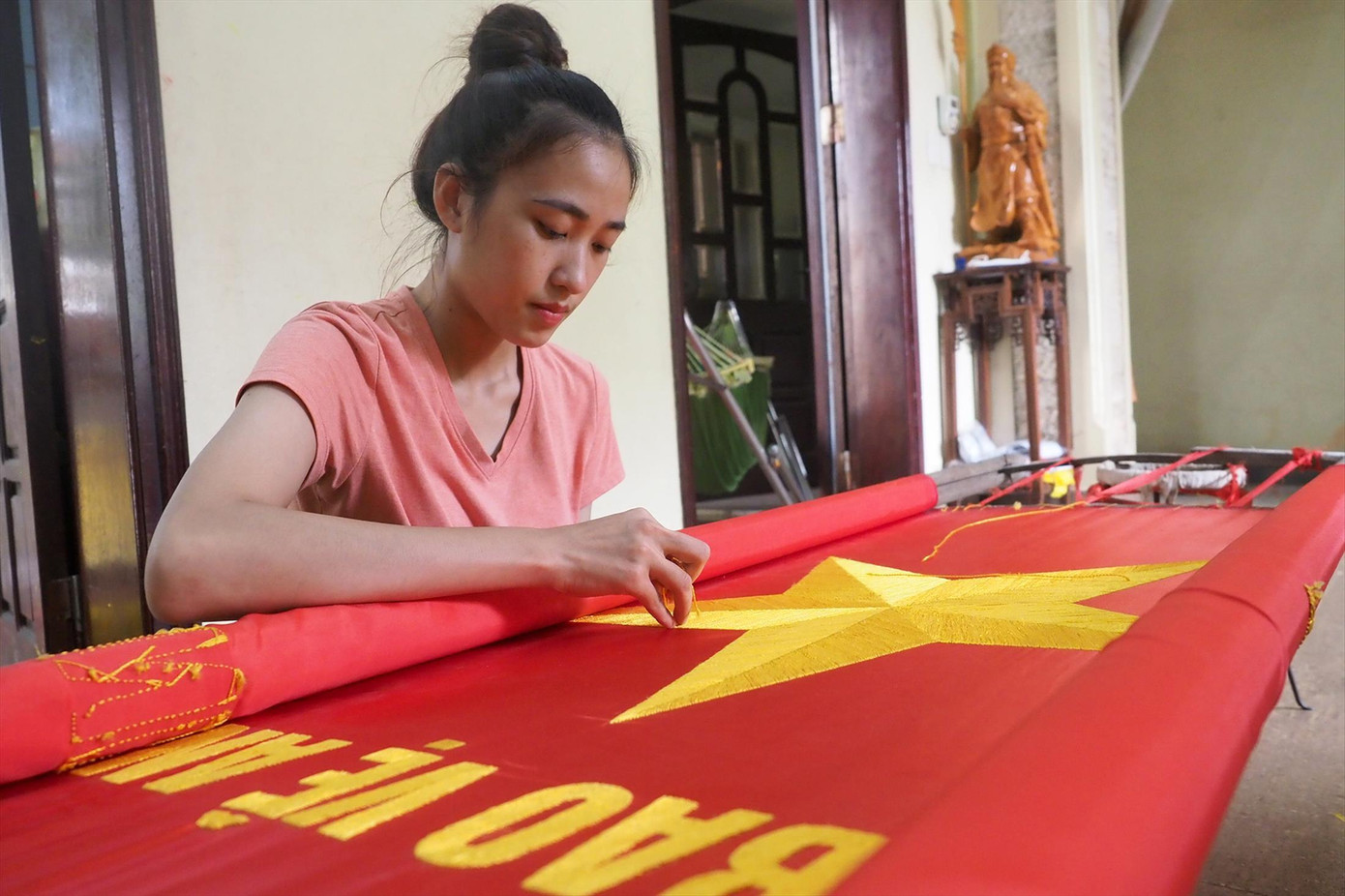 Bạn Vân Anh (làng Từ Vân, xã Lê Lợi, Thường Tín, Hà Nội) nối nghiệp ông bà, bố mẹ thêu cờ Tổ quốc Bạn Vân Anh (làng Từ Vân, xã Lê Lợi, Thường Tín, Hà Nội) nối nghiệp ông bà, bố mẹ thêu cờ Tổ quốc