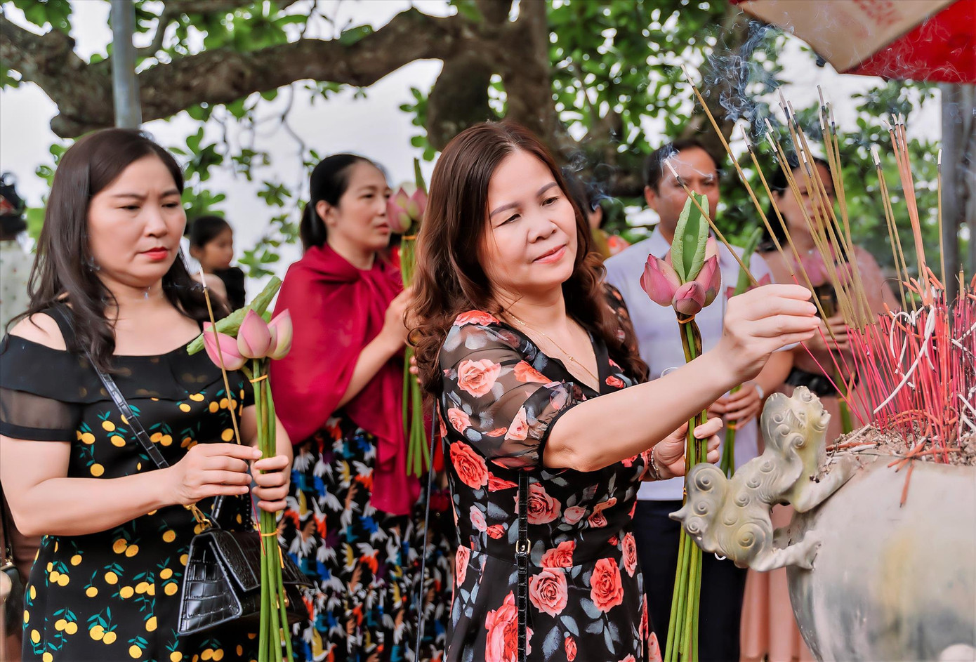 Du khách thắp hương đền Cô Tiên. Ảnh: T.L