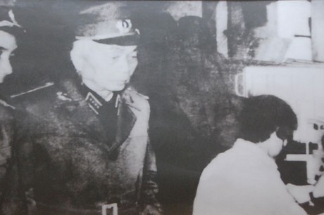 Tướng Giáp thăm một đơn vị Trinh sát kỹ thuật Cục 2 đêm 20-12-1972