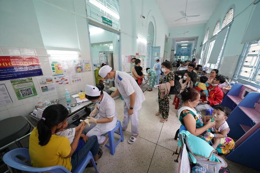 Trẻ mắc bệnh hô hấp tại khu vực phía Nam đang tăng nhanh trong gần một tháng qua. Ảnh: Phạm Nguyễn