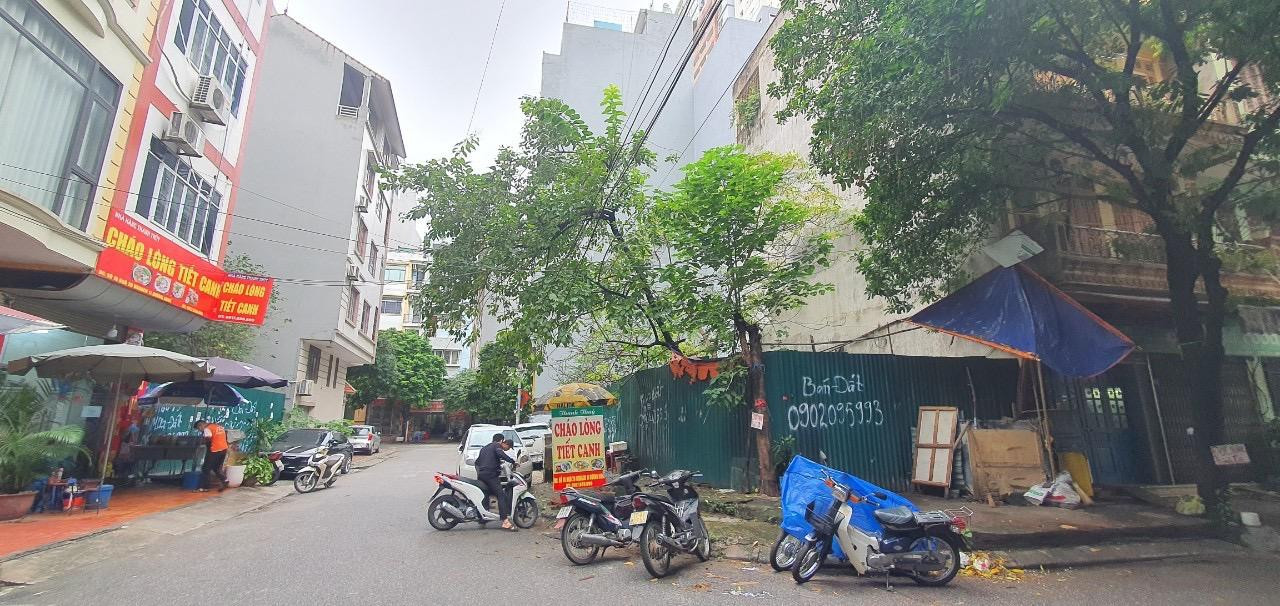 Lô đất tại Cầu Giấy được đấu giá lên tới 400 triệu đồng/m2. Ảnh: Lộc Liên Lô đất tại Cầu Giấy được đấu giá lên tới 400 triệu đồng/m2. Ảnh: Lộc Liên