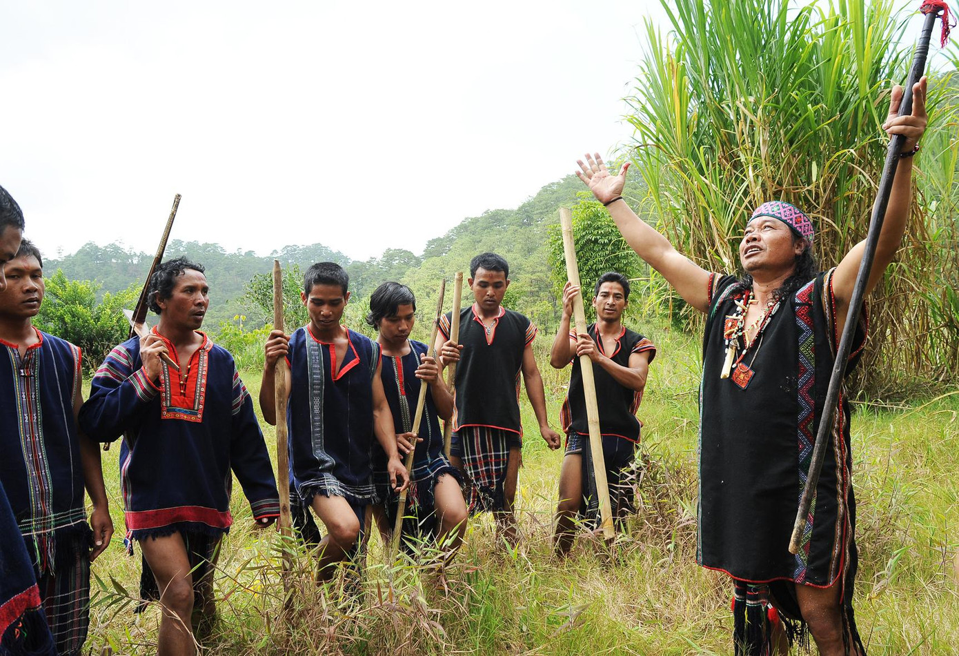 Già Krajan Plin cùng các trai làng dưới chân núi Lang Biang