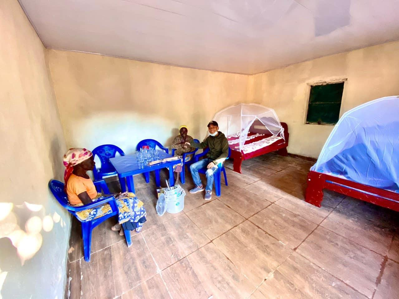 Hình ảnh phía trong ngôi nhà của 2 bà cụ già châu Phi được nhóm Linh xây tặng