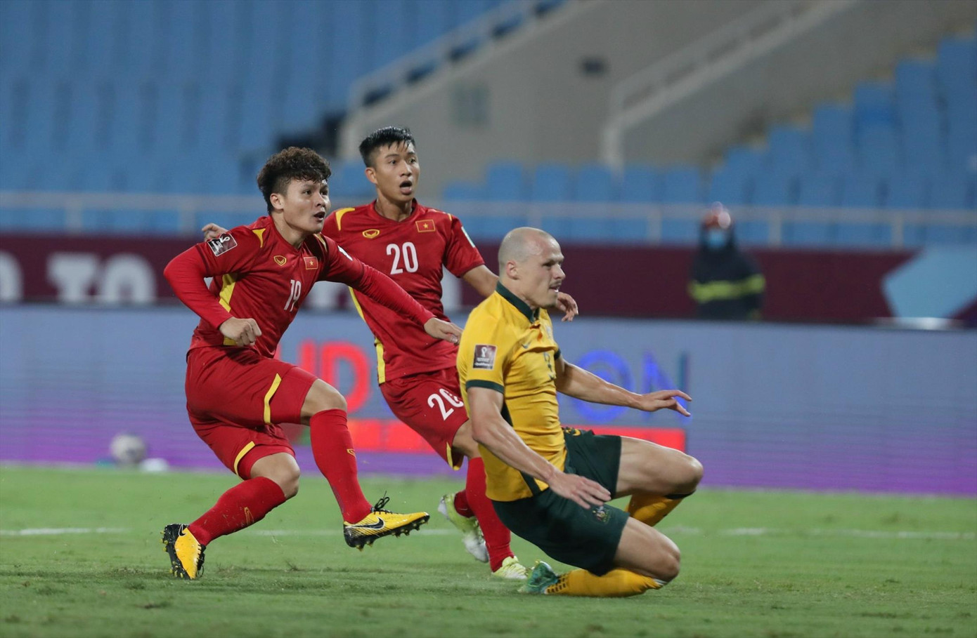 Các cầu thủ Việt Nam có màn trình diễn được đánh giá tốt dù thua ĐT Australia 0-1 trên sân Mỹ Đình. Ảnh: NHƯ Ý Các cầu thủ Việt Nam có màn trình diễn được đánh giá tốt dù thua ĐT Australia 0-1 trên sân Mỹ Đình. Ảnh: NHƯ Ý