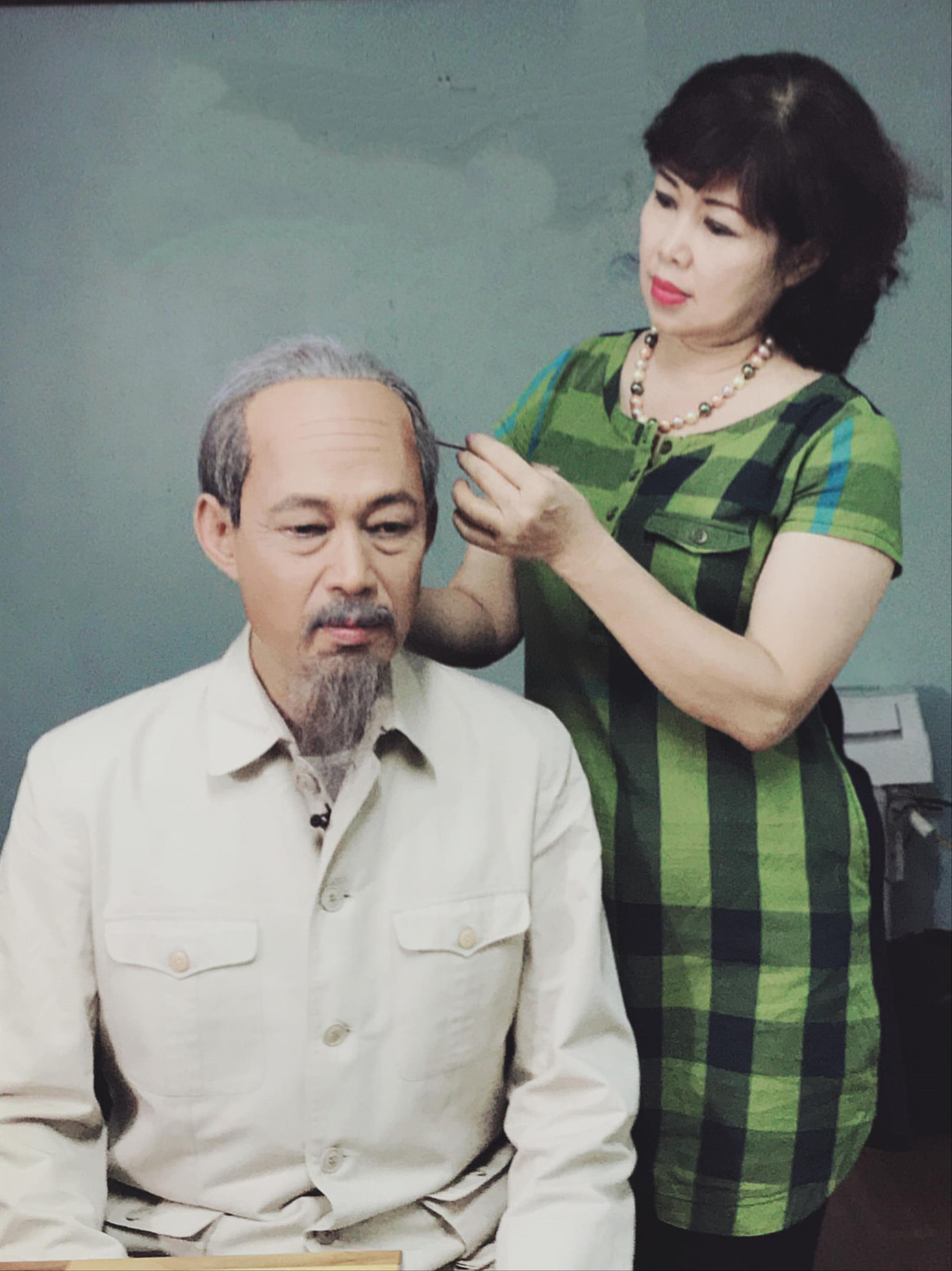 Nghệ sĩ Tiến Hợi hóa thân vào hình tượng Bác Hồ thành công nhờ bàn tay hóa trang của người vợ-nghệ sĩ hóa trang Vương Đạm Thủy Nghệ sĩ Tiến Hợi hóa thân vào hình tượng Bác Hồ thành công nhờ bàn tay hóa trang của người vợ-nghệ sĩ hóa trang Vương Đạm Thủy