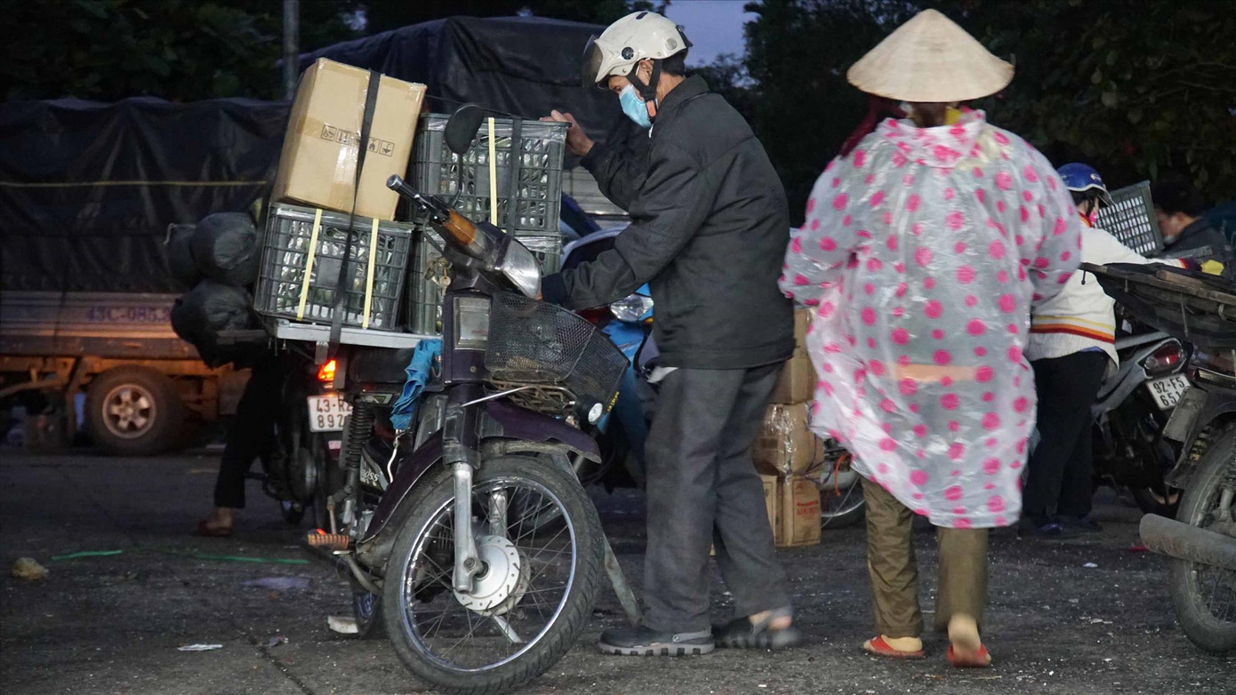Ông Bình may mắn có thêm một cuốc chở hàng mới. Ảnh: Thái Lâm