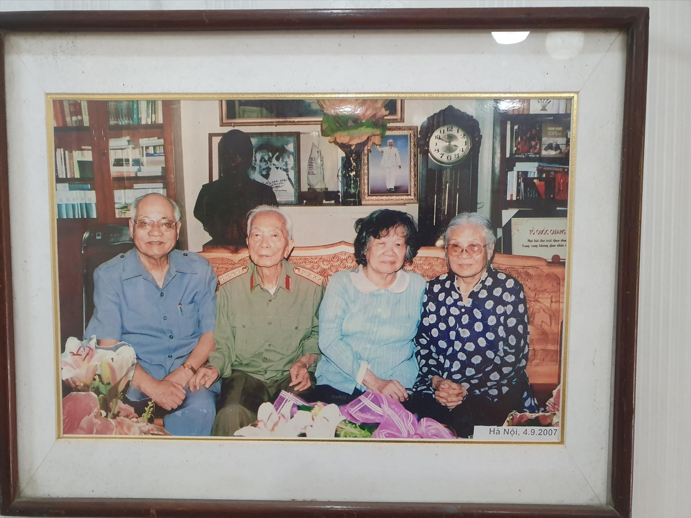 Ảnh chụp ông Tạ Quang Chiến với Đại tướng Võ Nguyên Giáp Ảnh chụp ông Tạ Quang Chiến với Đại tướng Võ Nguyên Giáp