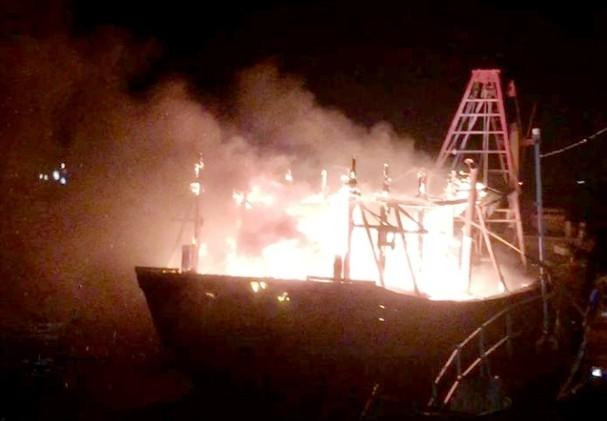Tàu ông Phan Văn Khuyên bị cháy và chìm trên biển Tàu ông Phan Văn Khuyên bị cháy và chìm trên biển