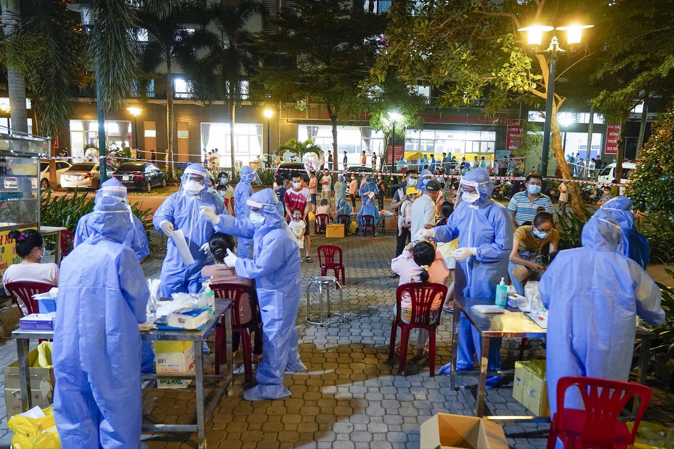 Quá tải trong cuộc chiến chống dịch khiến nhiều nhân viên y tế nghỉ việc. Ảnh: Phạm Nguyễn