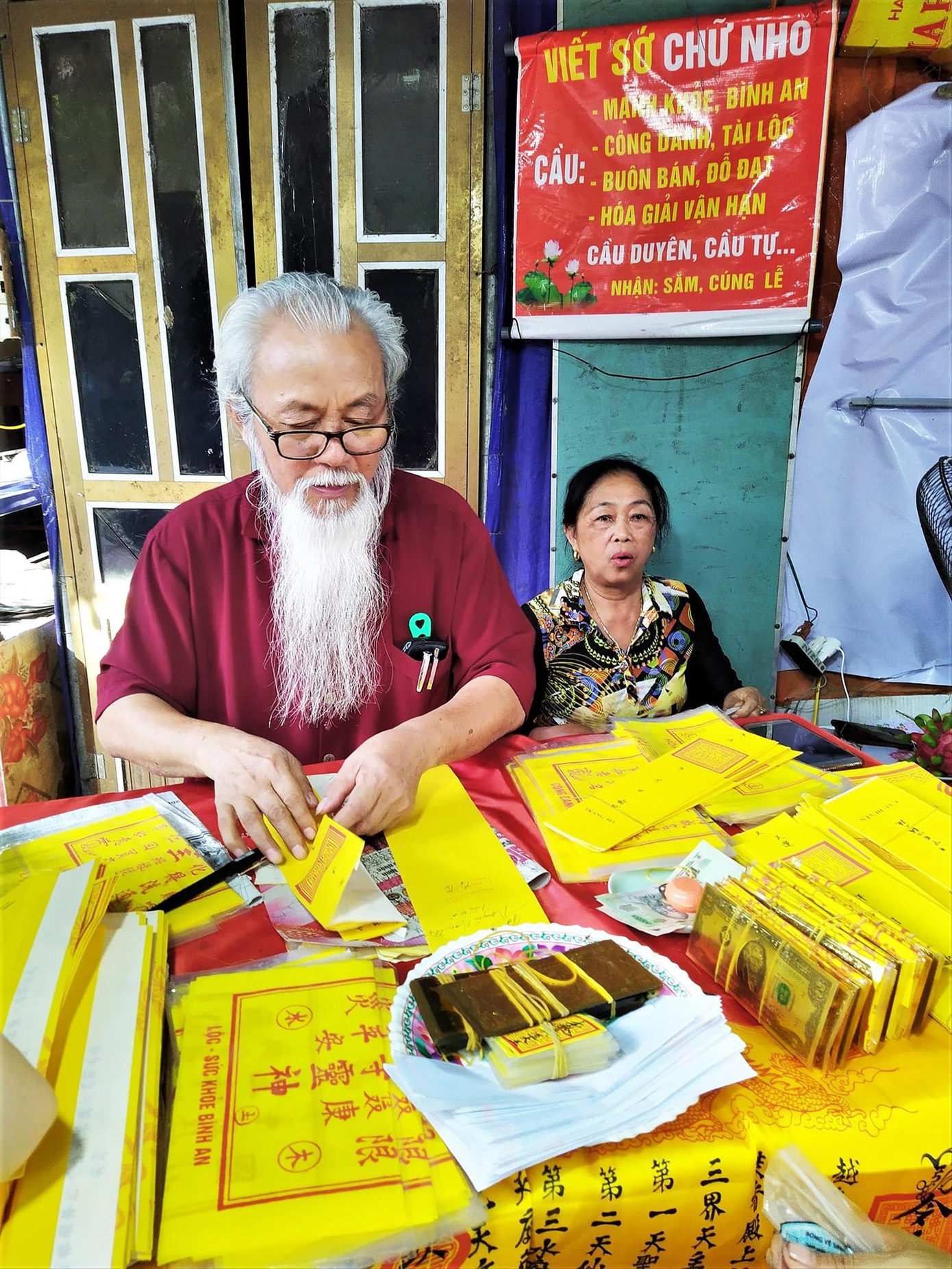 Cụ già xứ Thanh viết sớ chữ Nho cho khách du lịch. Ảnh: Trần Nguyên Anh