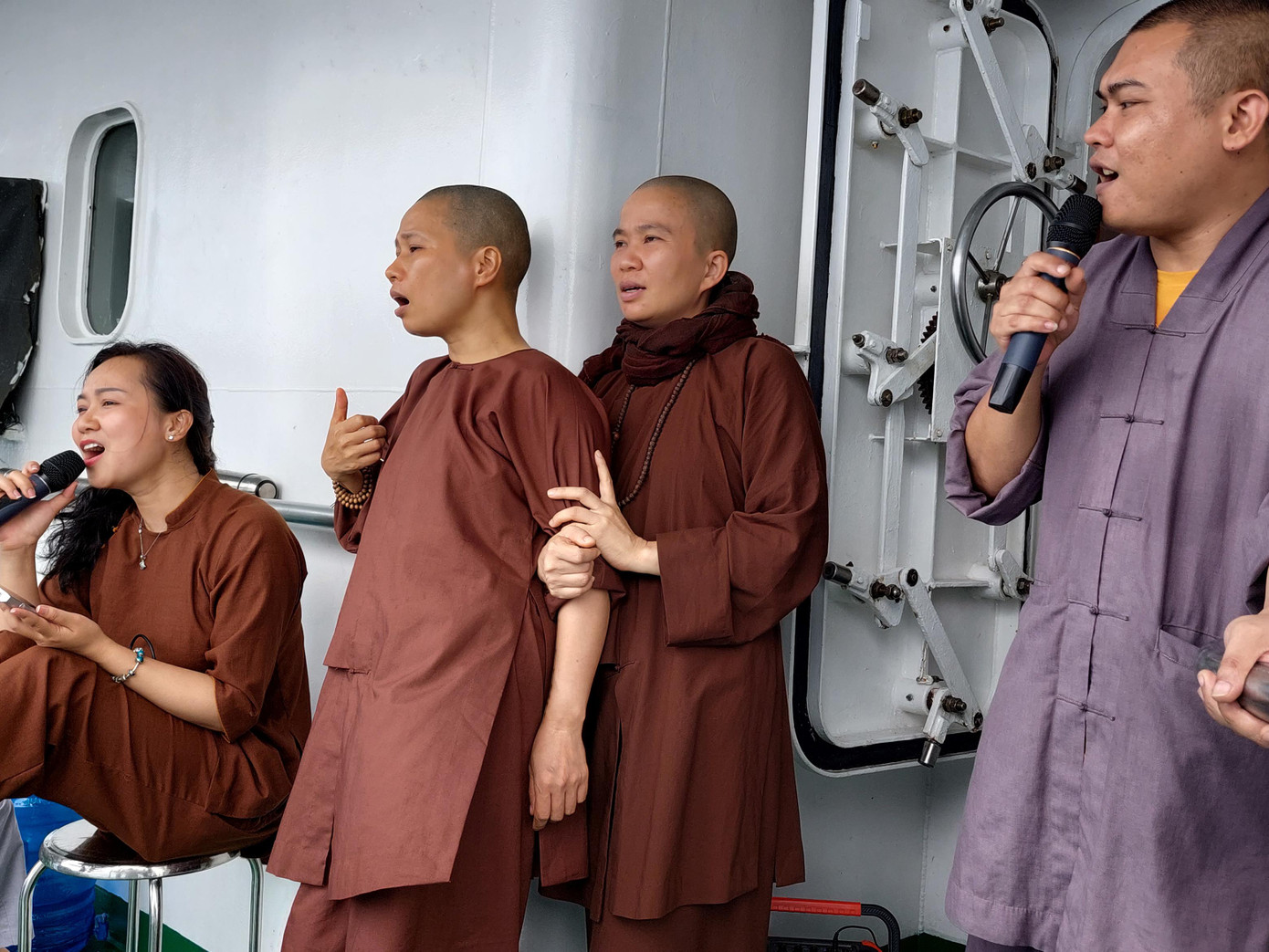 Tiếng hát giữa đại dương Tiếng hát giữa đại dương