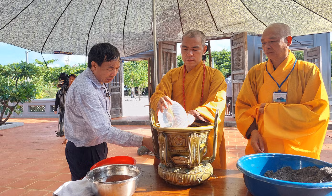 Ông Nguyễn Văn Trường cùng các thầy sửa soạn bát hương mới cho lễ khánh thành chùa Trường Sa Đông