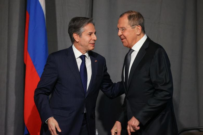 Ngoại trưởng Nga Sergei Lavrov (phải) và Ngoại trưởng Mỹ Antony Blinken (trái). Ảnh: Reuters