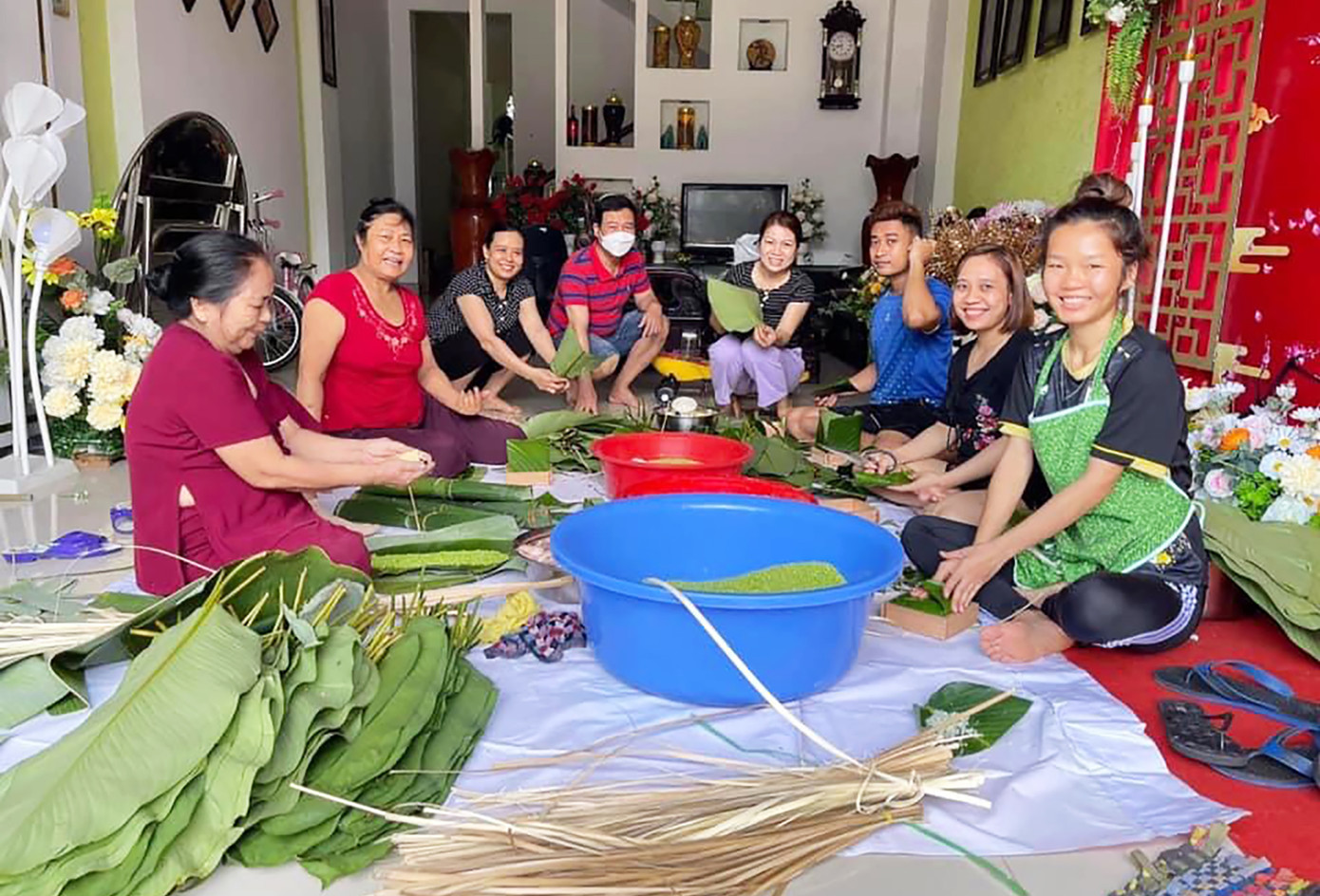 Lita Manivong (bìa phải) lần đầu ăn Tết Việt, học cách gói bánh chưng, bánh tét cùng gia đình bà Nguyện. Ảnh: NVCC Lita Manivong (bìa phải) lần đầu ăn Tết Việt, học cách gói bánh chưng, bánh tét cùng gia đình bà Nguyện. Ảnh: NVCC