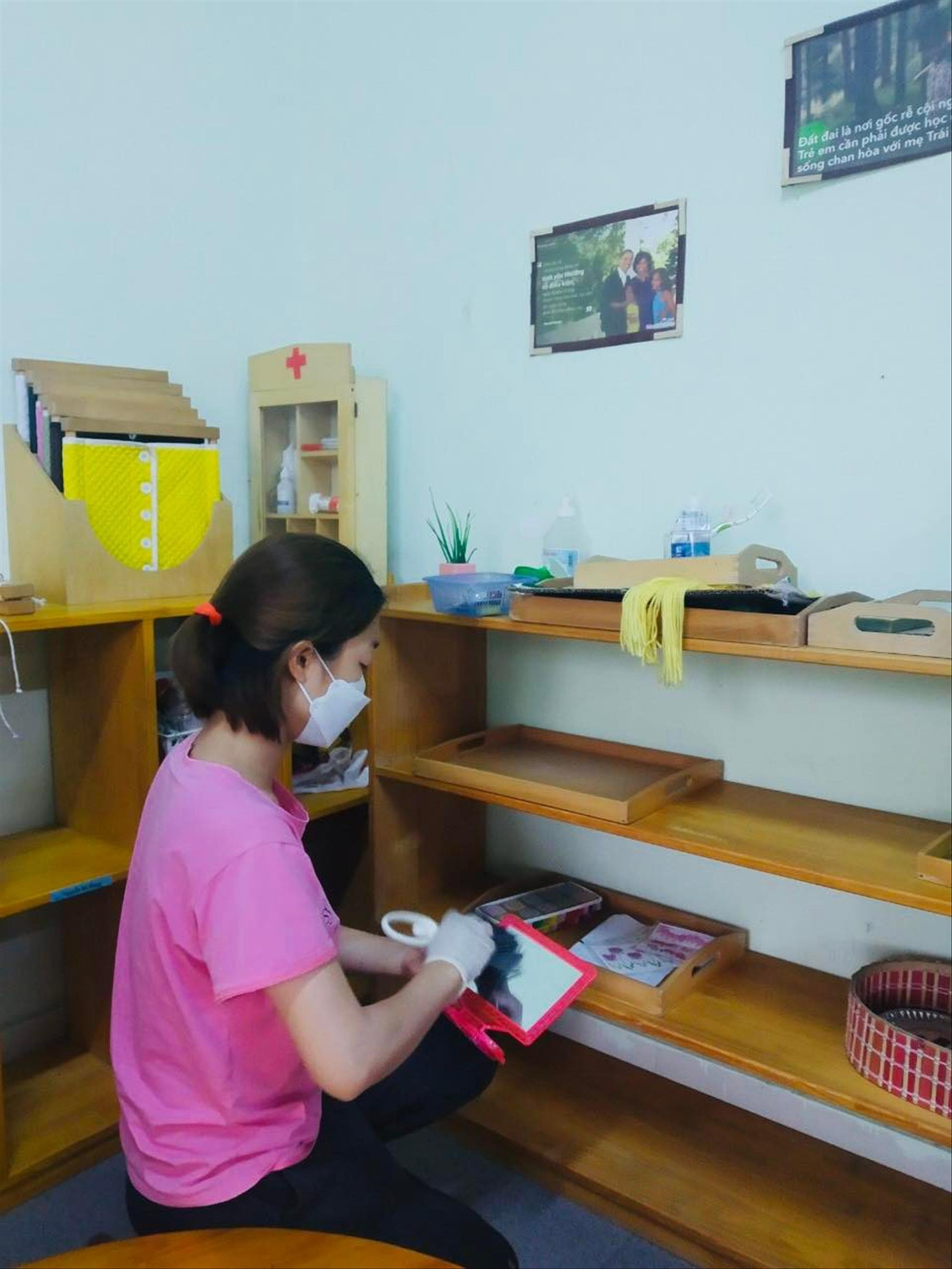 Giáo viên Trường Mầm non Tràng An vệ sinh trường lớp, chuẩn bị đón trẻ đi học trở lại Giáo viên Trường Mầm non Tràng An vệ sinh trường lớp, chuẩn bị đón trẻ đi học trở lại