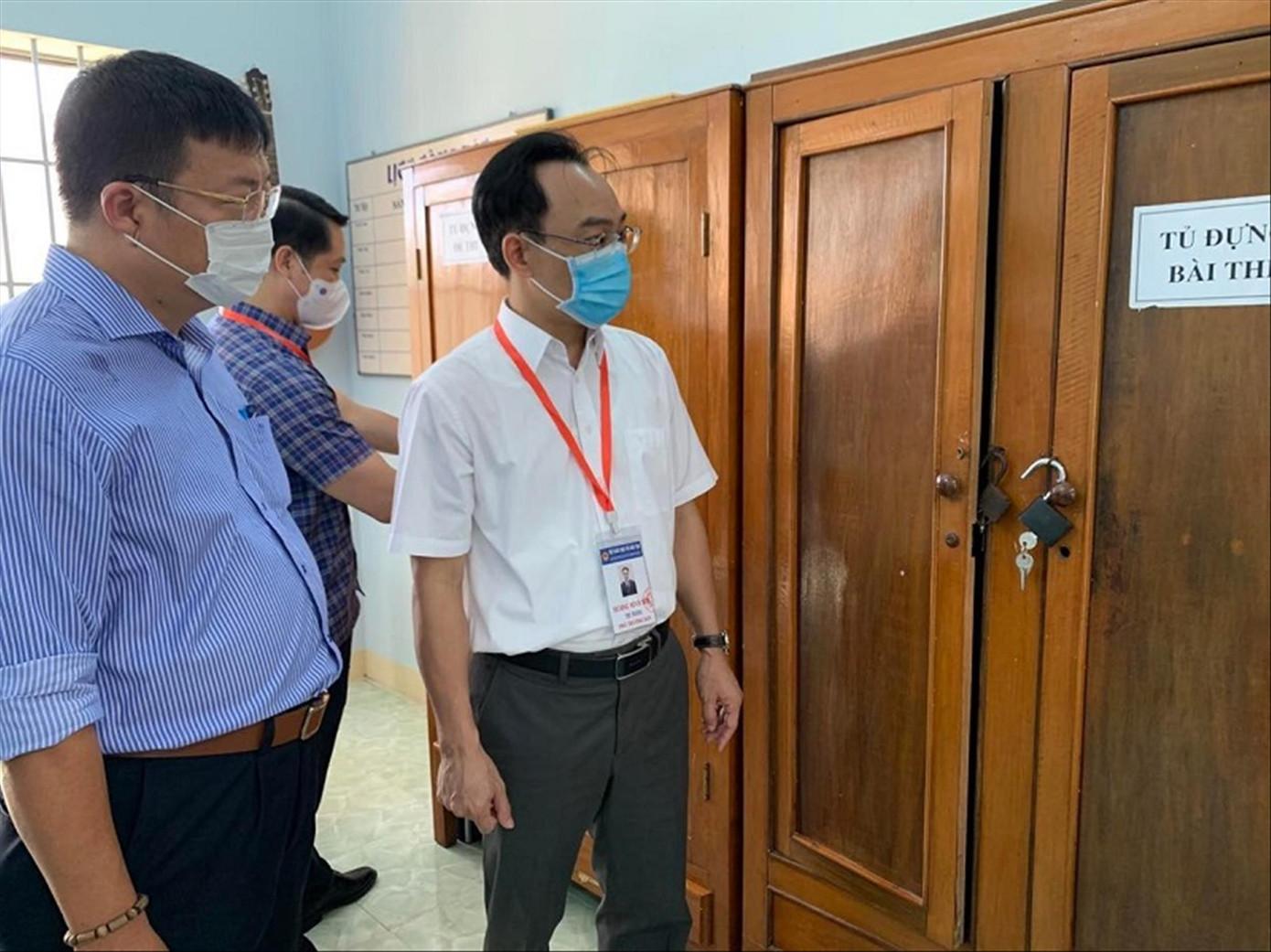 Thứ trưởng Bộ GD&ĐT Hoàng Minh Sơn (áo trắng bên phải) kiểm tra thi tốt nghiệp THPT năm 2021 tại Khánh Hòa. Ảnh: Nghiêm Huê Thứ trưởng Bộ GD&ĐT Hoàng Minh Sơn (áo trắng bên phải) kiểm tra thi tốt nghiệp THPT năm 2021 tại Khánh Hòa. Ảnh: Nghiêm Huê