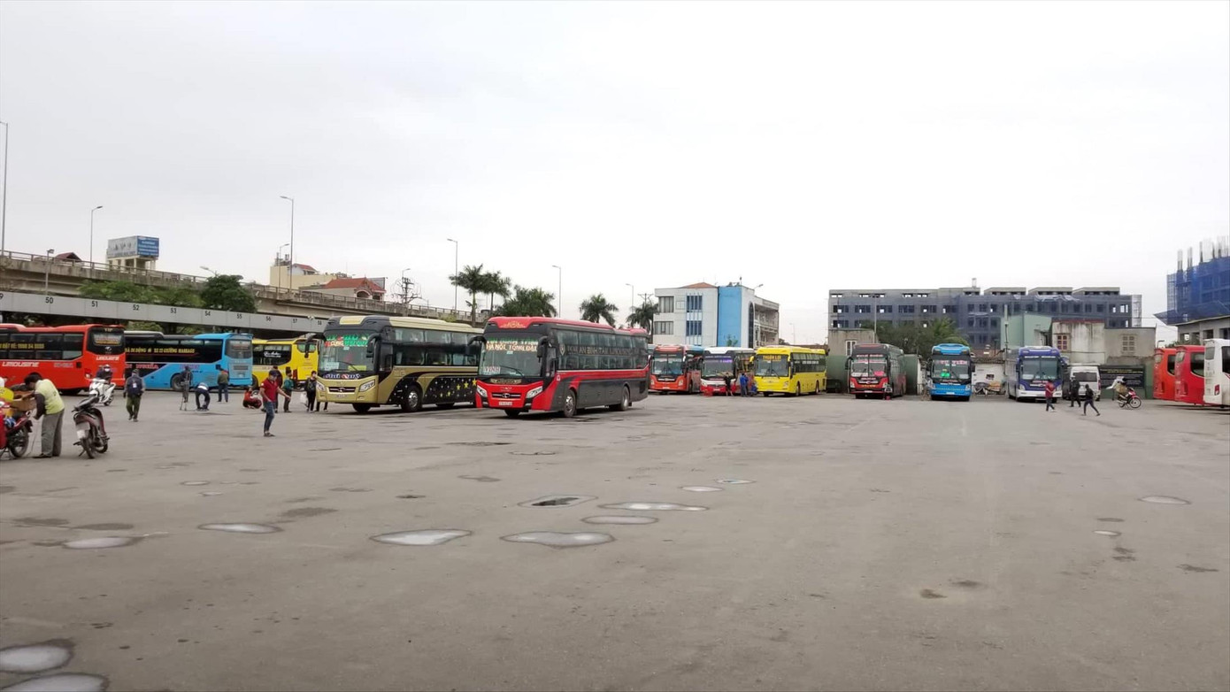 Giá xăng tăng cao khiến DN vận tải điêu đứng. Ảnh: Bốn Việt