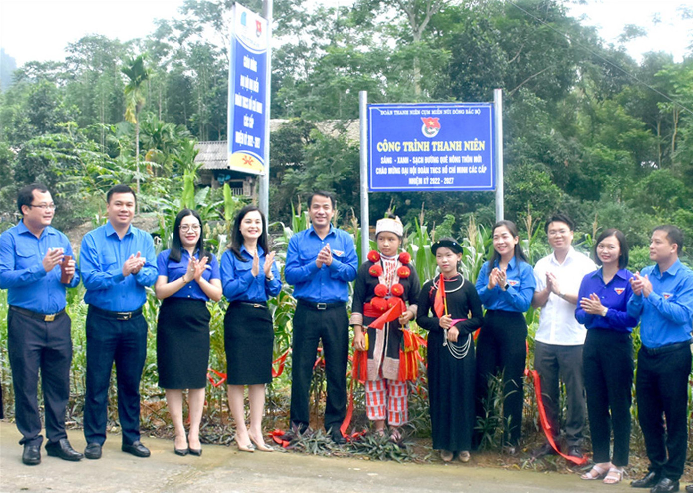 Bí thư T.Ư Đoàn Ngô Văn Cương (thứ 5 từ trái qua) cùng các đại biểu khánh thành công trình thanh niên tại khu tái định cư thôn Nà Khá (xã Năng Khả, huyện Na Hang, Tuyên Quang)