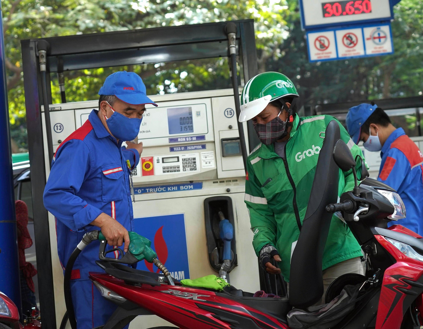 Giá xăng, dầu tiếp tục tăng từ 15h ngày 1/6. Ảnh: Như Ý