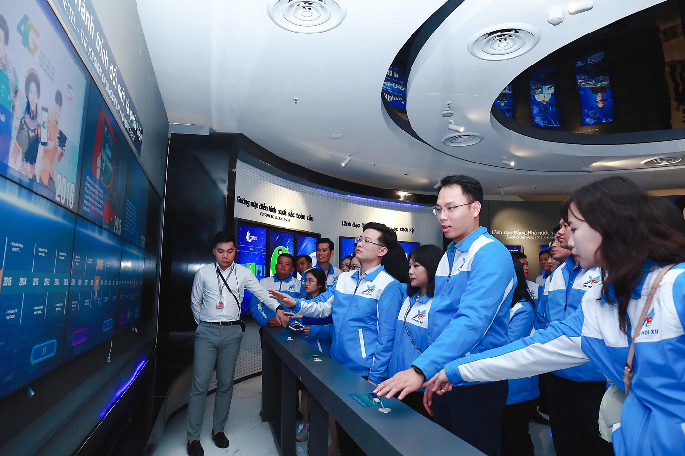 Các đại biểu trải nghiệm Bảo tàng số Tuổi trẻ Việt Nam bên hành lang Đại hội. ẢNH: Như Ý Các đại biểu trải nghiệm Bảo tàng số Tuổi trẻ Việt Nam bên hành lang Đại hội. ẢNH: Như Ý