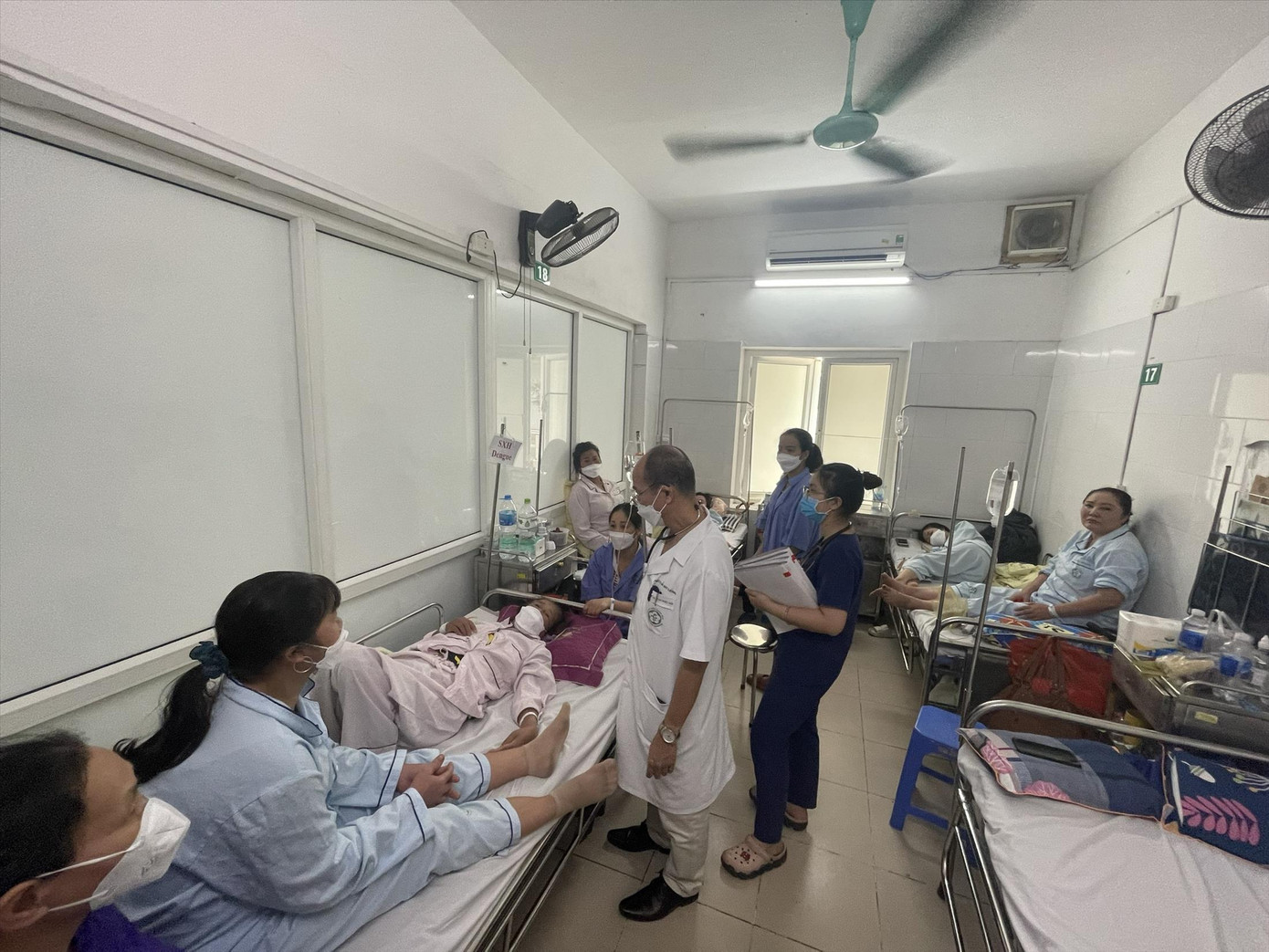 Bác sĩ thăm khám cho bệnh nhân SXH tại BV Bạch Mai. Ảnh: H.Minh