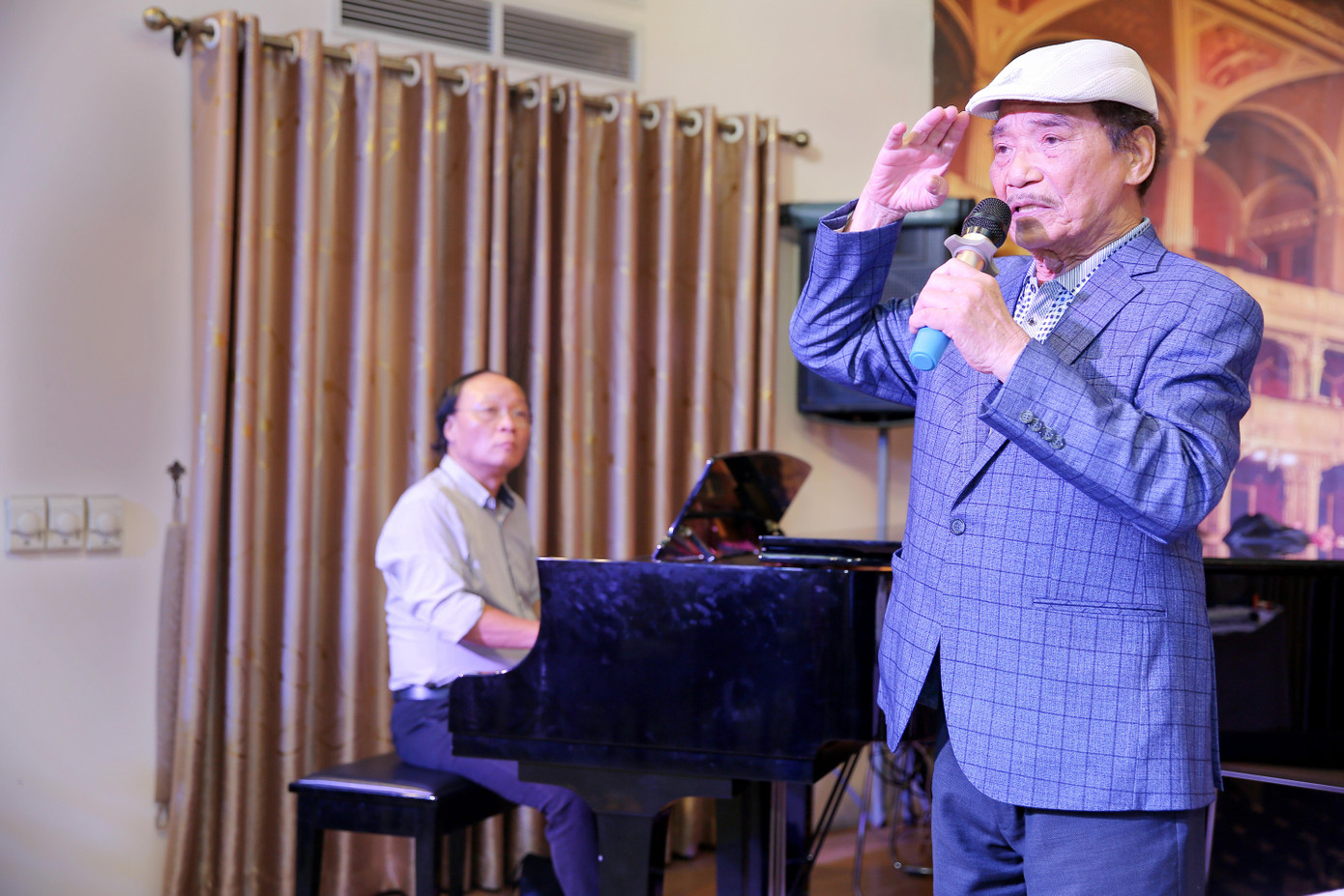 NSND Trần Hiếu được Kỷ lục Guiness Việt Nam ghi nhận là người có sự nghiệp ca hát dài nhất- trên 74 năm. Ảnh: NVCC