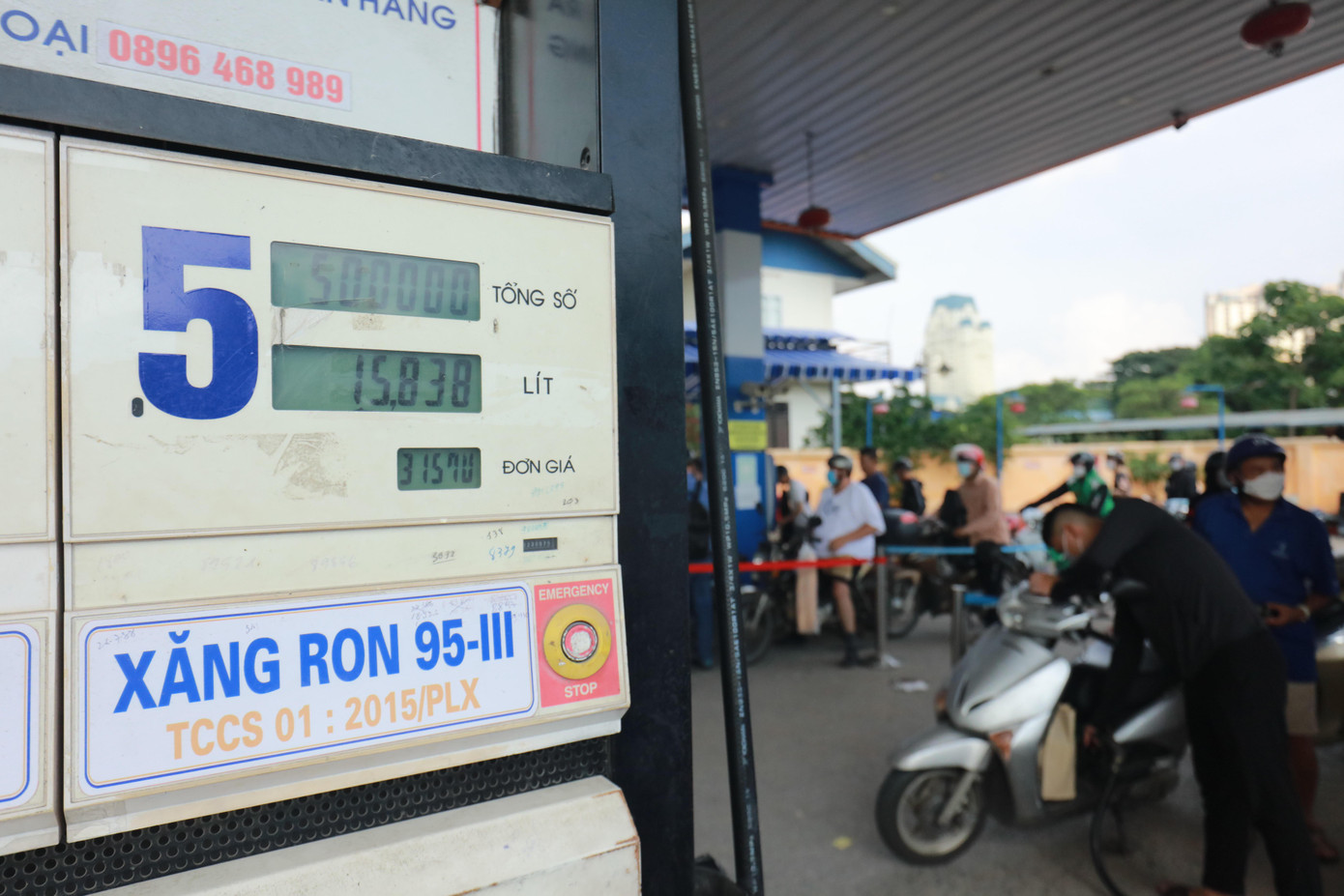 Giá xăng dầu trong nước lại thiết lập kỷ lục mới và sẽ "làm nghèo" nhanh hơn túi tiền của người dân và doanh nghiệp. Ảnh: Như Ý