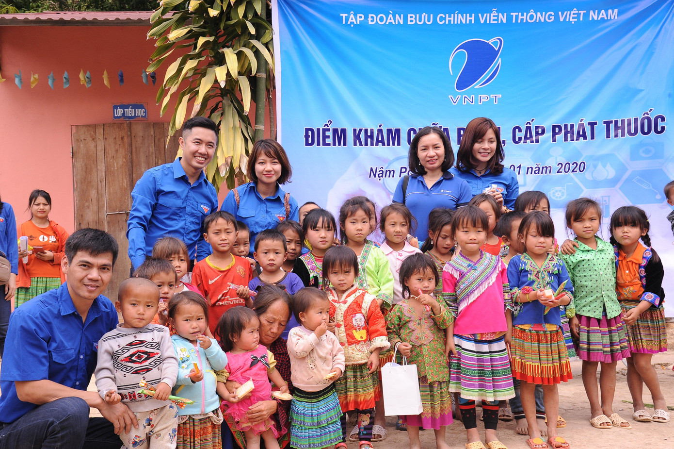 Nguyễn Quang Long, Phó Bí thư Đoàn VNPT tham gia chương trình tình nguyện mùa đông tại huyện Nậm Pồ, tỉnh Điện Biên Nguyễn Quang Long, Phó Bí thư Đoàn VNPT tham gia chương trình tình nguyện mùa đông tại huyện Nậm Pồ, tỉnh Điện Biên