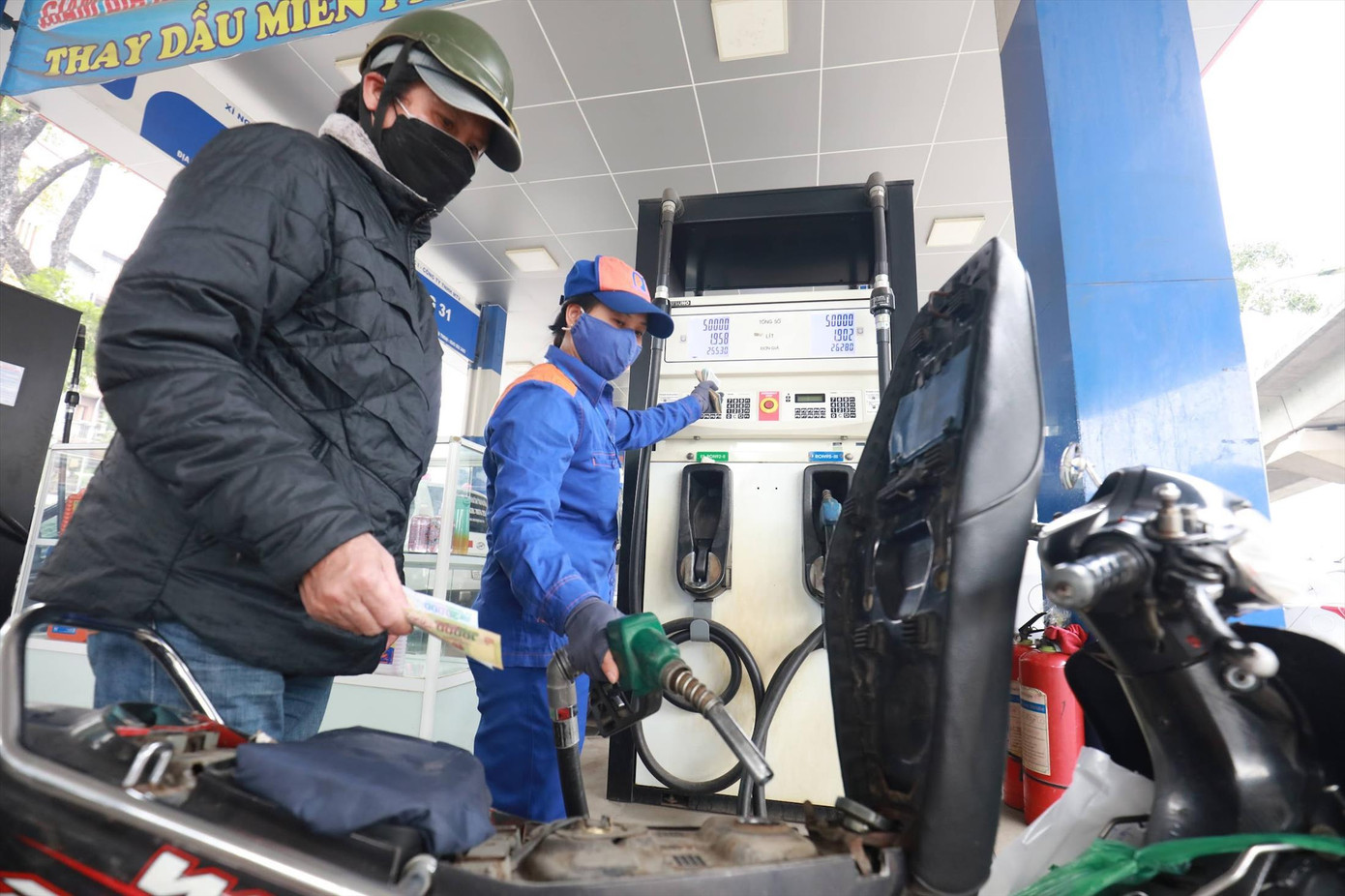 Chuyên gia đánh giá mức giảm 1.000 đồng/lít xăng quá thấp, không mấy ý nghĩa. Ảnh: Như Ý