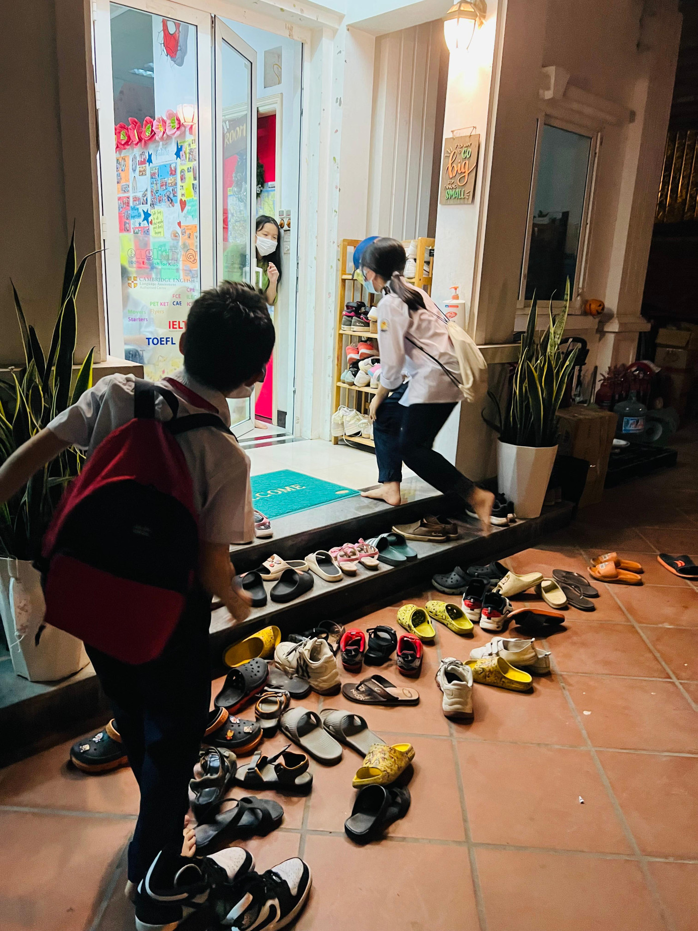 8h tối học sinh vẫn tất bật vác ba lô tới điểm học thêm. Ảnh: Quỳnh Anh 8h tối học sinh vẫn tất bật vác ba lô tới điểm học thêm. Ảnh: Quỳnh Anh