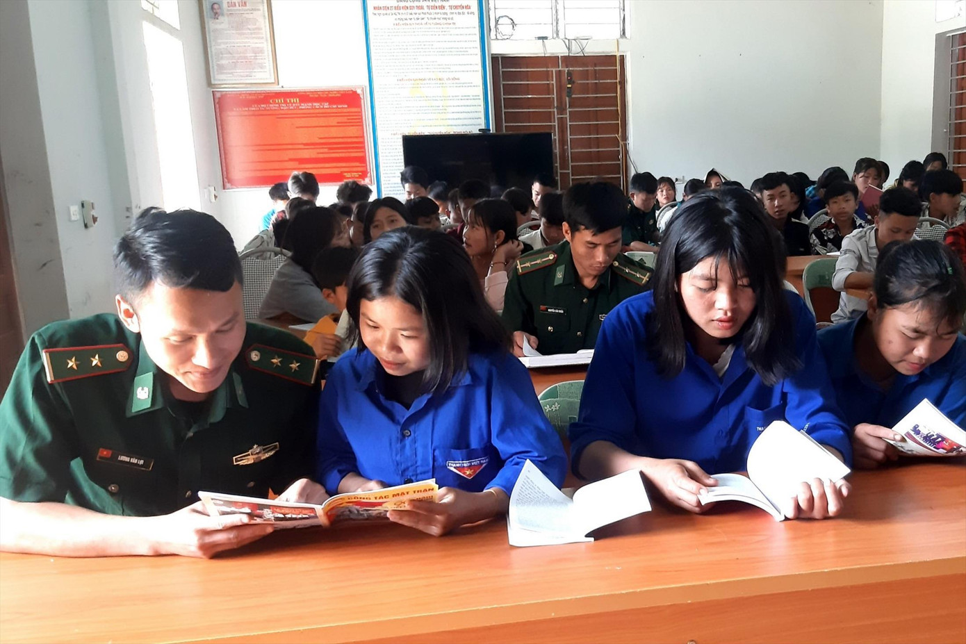 Chi đoàn Đồn Biên phòng Keng Đu phối hợp với Đoàn xã Keng Đu tham gia hưởng ứng Ngày hội đọc sách (Trung úy Lương Văn Lợi ngồi hàng đầu) Chi đoàn Đồn Biên phòng Keng Đu phối hợp với Đoàn xã Keng Đu tham gia hưởng ứng Ngày hội đọc sách (Trung úy Lương Văn Lợi ngồi hàng đầu)