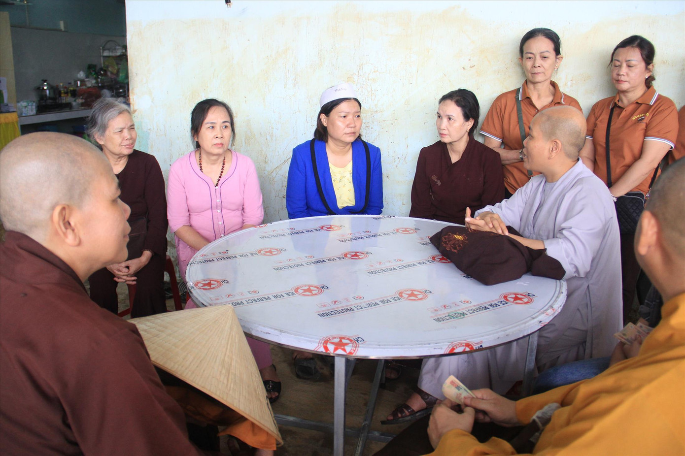 Những ngày qua, nhà chị Trần Thị Kim Trang (tổ 45, phường Hoà Khánh Nam), người mất cả chồng lẫn con trong lũ được các đoàn thể, mạnh thường quân liên tục đến thăm. Ảnh: Thanh Trần