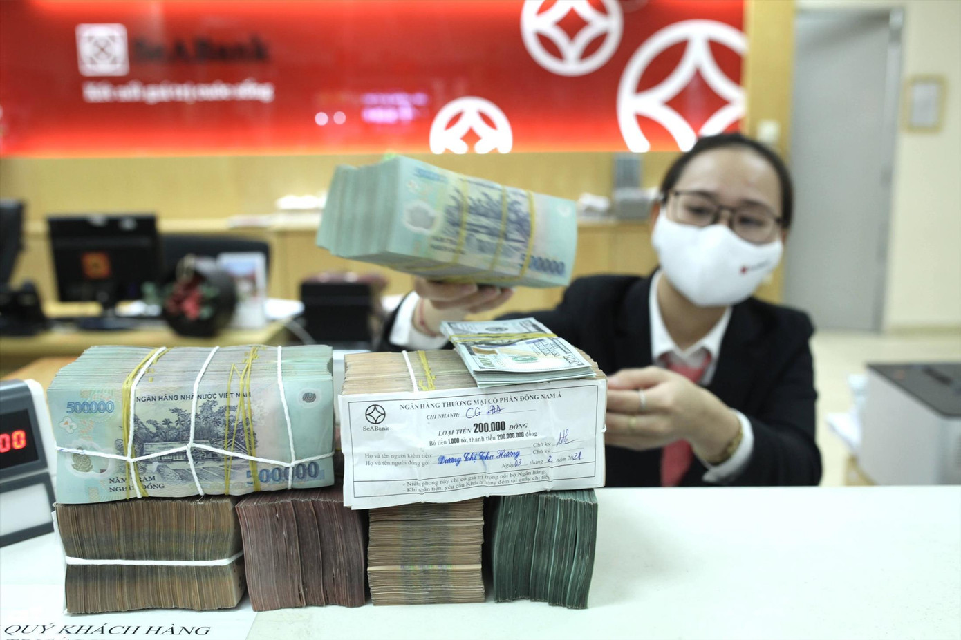 Lãi suất tiết kiệm được điều chỉnh tăng ở một số ngân hàng nhằm gia tăng huy động vốn cuối năm. Ảnh: Như Ý