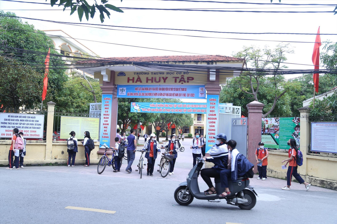 1 lớp học nhưng có 2 mức thu học phí: 300.000 đồng và 100.000 đồng