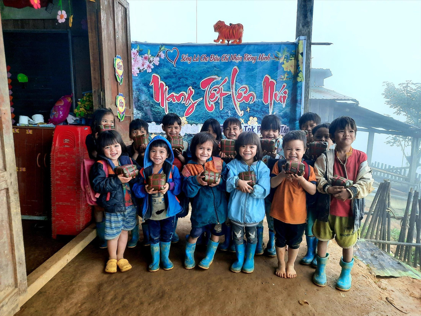 Nụ cười tươi rói của các học sinh điểm trường Tăk Pổ (xã Trà Tập, huyện Nam Trà My, Quảng Nam) khi nhận bánh chưng và phong bao lì xì Nụ cười tươi rói của các học sinh điểm trường Tăk Pổ (xã Trà Tập, huyện Nam Trà My, Quảng Nam) khi nhận bánh chưng và phong bao lì xì